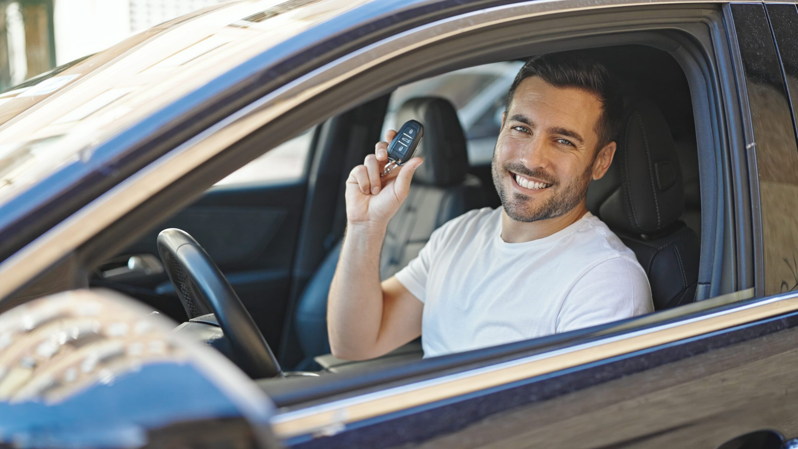 Mann glücklich nach Auto Kaufberatung